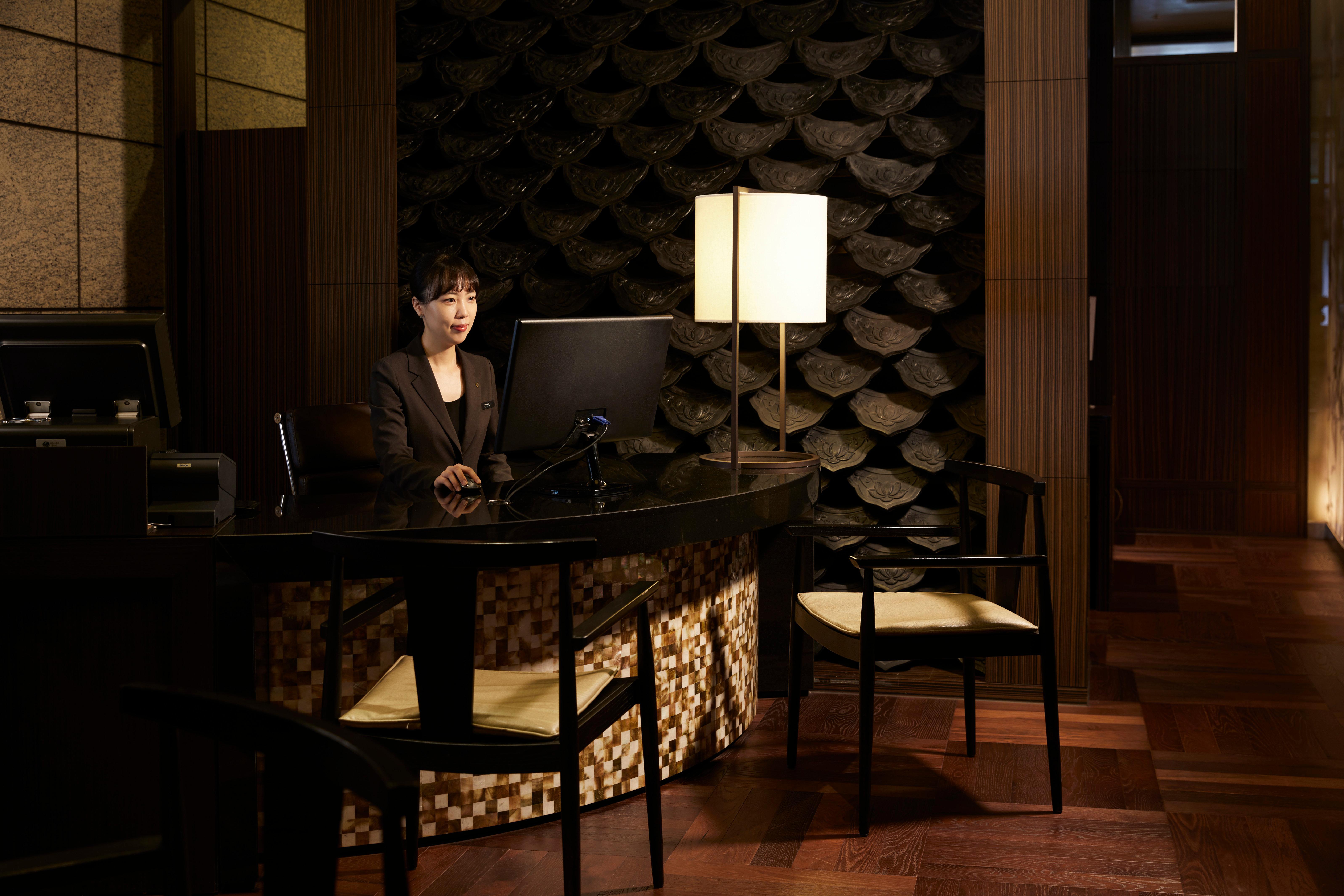 Intercontinental Seoul Coex, An Ihg Hotel Ngoại thất bức ảnh A hotel concierge